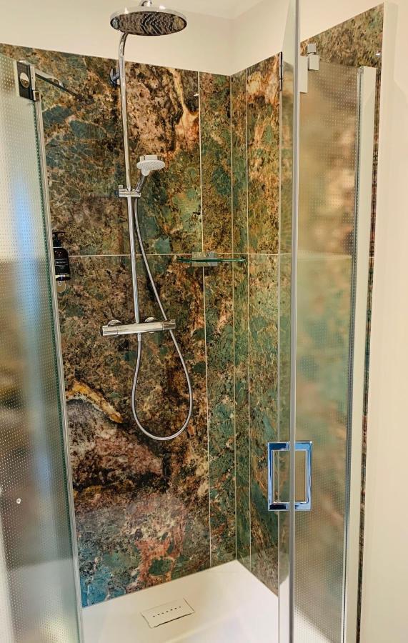 Besotel Mettmann-schicke Oder Naehe Golfplatz Gruiten Und Neandertal Mit Glasfaser Wlan Und Parkplatz-viele Schlafzimmer Mit Bad En Mettmann